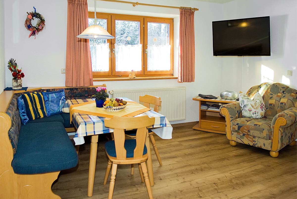 Wohnzimmer mit Blick ins Grüne