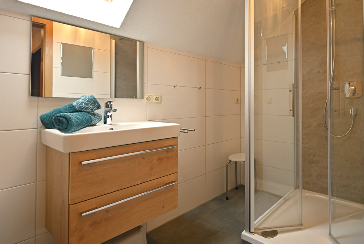 Modernes Bad mit Glasdusche